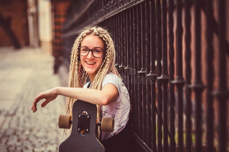Νέο κορίτσι με τα dreadlocks στοκ εικόνα Νέο κορίτσι με τα dreadlocks στοκ εικόνα