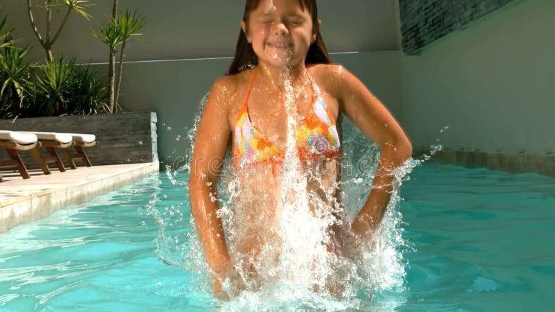Νέο κορίτσι που έχει τη διασκέδαση στην πισίνα