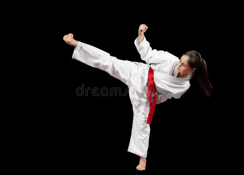 Νέο κορίτσι που προσχηματίζει karate τις πολεμικές τέχνες στοκ φωτογραφία με δικαίωμα ελεύθερης χρήσης