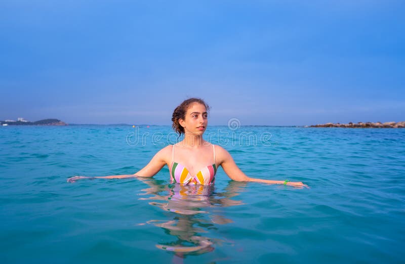 Νέο λουτρό κοριτσιών γυναικών στην παραλία Ibiza στοκ εικόνες