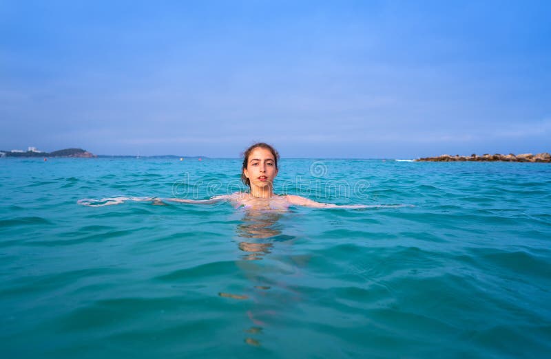 Νέο λουτρό κοριτσιών γυναικών στην παραλία Ibiza στοκ εικόνες με δικαίωμα ελεύθερης χρήσης