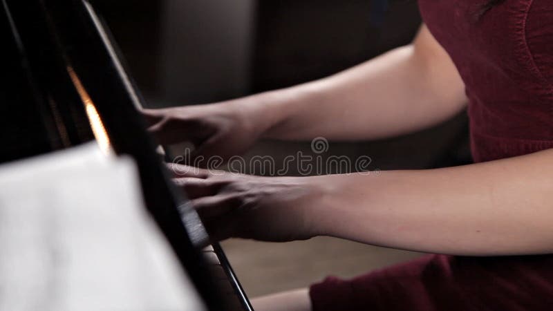 Νέο παιχνίδι γυναικών σε ένα μαύρο μεγάλο πιάνο