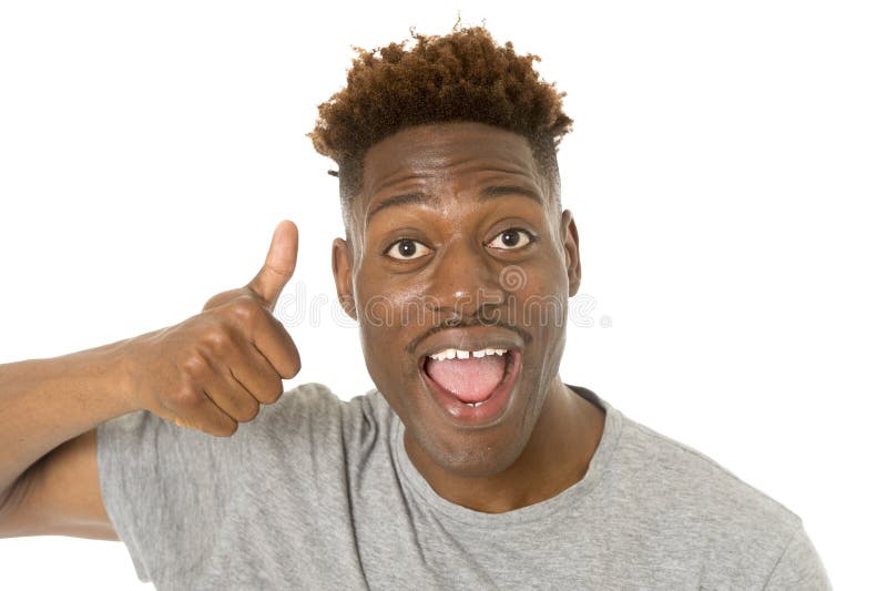 Νέο φιλικό και ευτυχές χαμόγελο ατόμων afro αμερικανικό συγκινημένο και τοποθέτηση δροσερή και εύθυμος που απομονώνεται στοκ φωτογραφία Νέο φιλικό και ευτυχές χαμόγελο ατόμων afro αμερικανικό συγκινημένο και τοποθέτηση δροσερή και εύθυμος που απομονώνεται στοκ φωτογραφία