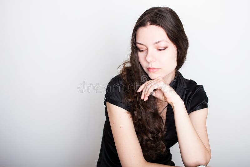 Νέο φιλικό χαμόγελο brunette Πορτρέτο μιας νέας βέβαιας γυναίκας, στοκ εικόνα Νέο φιλικό χαμόγελο brunette Πορτρέτο μιας νέας βέβαιας γυναίκας, στοκ εικόνα