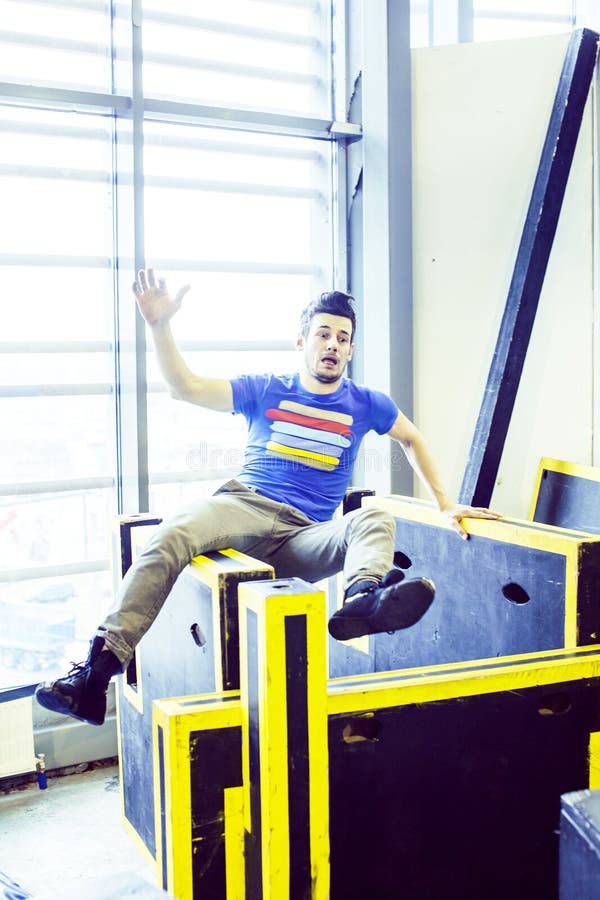 Νέο όμορφο άτομο που κάνει parkour στη γυμναστική μέσα, έννοια αθλητικών ανθρώπων τρόπου ζωής στοκ εικόνες