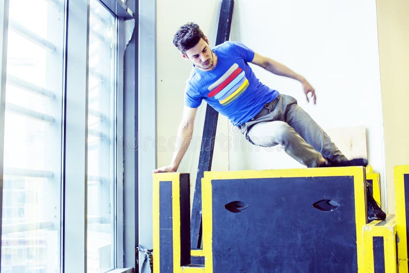 Νέο όμορφο άτομο που κάνει parkour στη γυμναστική μέσα, έννοια αθλητικών ανθρώπων τρόπου ζωής στοκ φωτογραφία με δικαίωμα ελεύθερης χρήσης