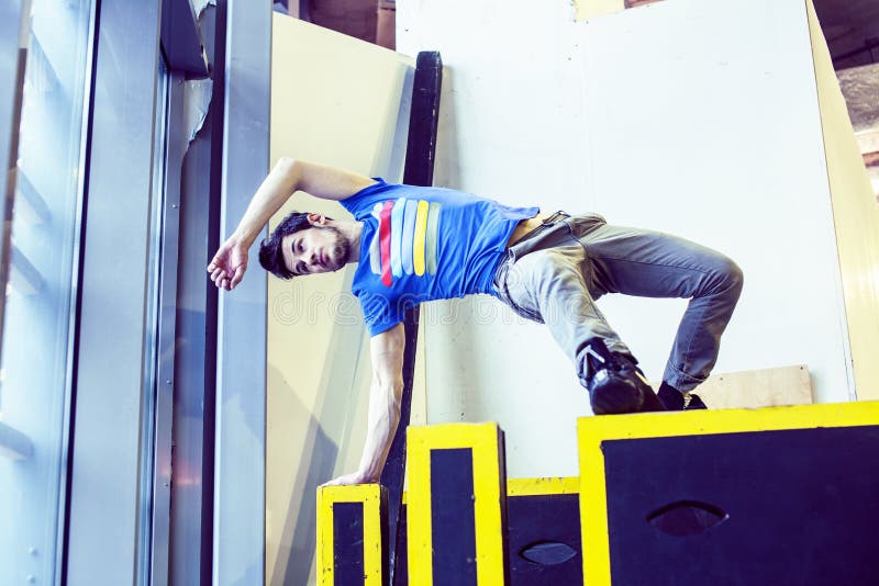 Νέο όμορφο άτομο που κάνει parkour στη γυμναστική μέσα, έννοια αθλητικών ανθρώπων τρόπου ζωής στοκ εικόνες με δικαίωμα ελεύθερης χρήσης