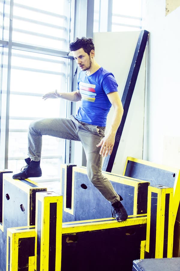 Νέο όμορφο άτομο που κάνει parkour στη γυμναστική μέσα, έννοια αθλητικών ανθρώπων τρόπου ζωής στοκ φωτογραφίες