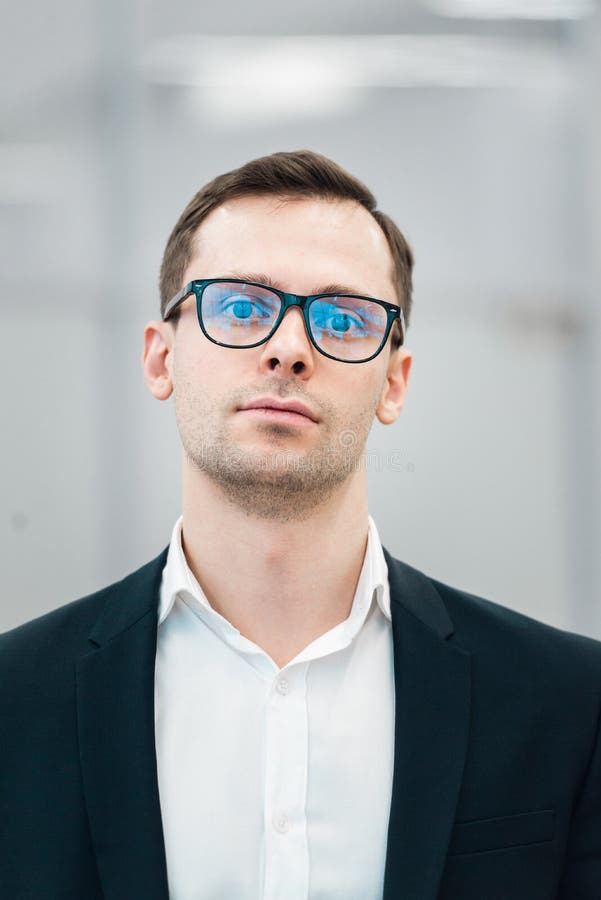 Νέο όμορφο άτομο που φορά eyeglasses μόδας στο ουδέτερο κλίμα με τα μέρη του διαστήματος αντιγράφων στοκ φωτογραφία με δικαίωμα ελεύθερης χρήσης Νέο όμορφο άτομο που φορά eyeglasses μόδας στο ουδέτερο κλίμα με τα μέρη του διαστήματος αντιγράφων στοκ φωτογραφία με δικαίωμα ελεύθερης χρήσης