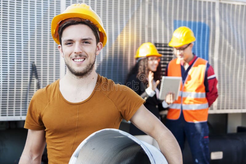 Νέοι εργαζόμενοι σε ένα junkyard στοκ εικόνες με δικαίωμα ελεύθερης χρήσης
