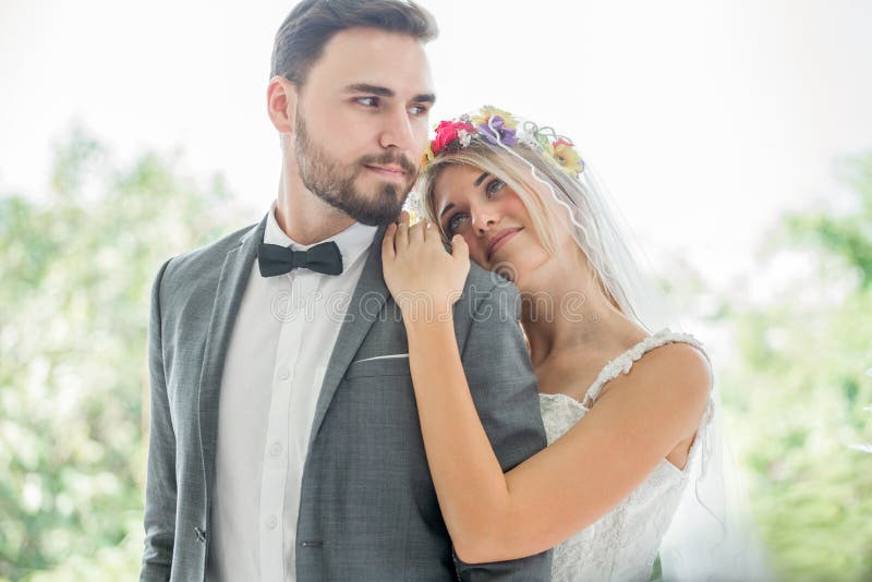 νέοι ερωτευμένοι γαμήλιοι νύφη και νεόνυμφος ζευγών που αγκαλιάζουν μαζί και που εξετάζουν ο ένας τον άλλον που φιλά στο πάρκο Ne στοκ εικόνα νέοι ερωτευμένοι γαμήλιοι νύφη και νεόνυμφος ζευγών που αγκαλιάζουν μαζί και που εξετάζουν ο ένας τον άλλον που φιλά στο πάρκο Ne στοκ εικόνα