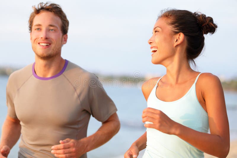 Νέοι ικανότητας Jogging που τρέχουν το ευτυχές χαμόγελο στοκ εικόνες