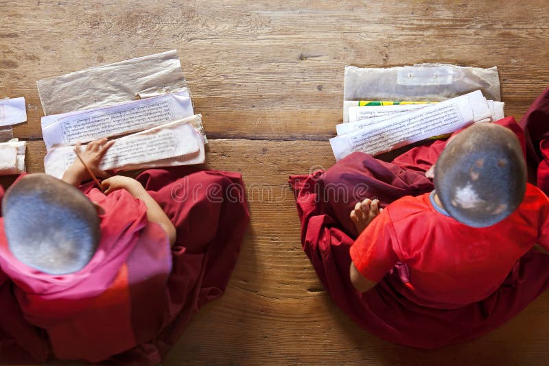 Νέοι μοναχοί που μελετούν, μοναστήρι Chimi Lhakhang στοκ εικόνα με δικαίωμα ελεύθερης χρήσης Νέοι μοναχοί που μελετούν, μοναστήρι Chimi Lhakhang στοκ εικόνα με δικαίωμα ελεύθερης χρήσης