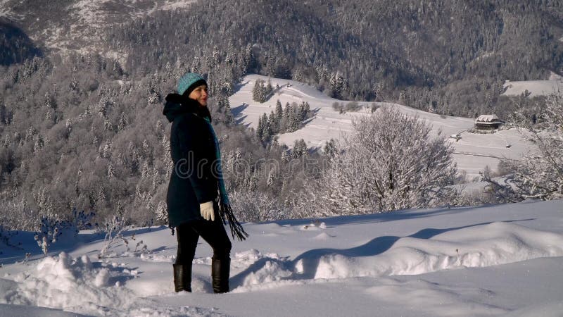 Νέοι όμορφοι περίπατοι γυναικών μέσω του χειμερινού δάσους στα βουνά Αυτή ` s ευτυχές Η γυναίκα βλέπει τη φύση Παγωμένος ηλιόλουσ απόθεμα βίντεο Νέοι όμορφοι περίπατοι γυναικών μέσω του χειμερινού δάσους στα βουνά Αυτή ` s ευτυχές Η γυναίκα βλέπει τη φύση Παγωμένος ηλιόλουσ απόθεμα βίντεο