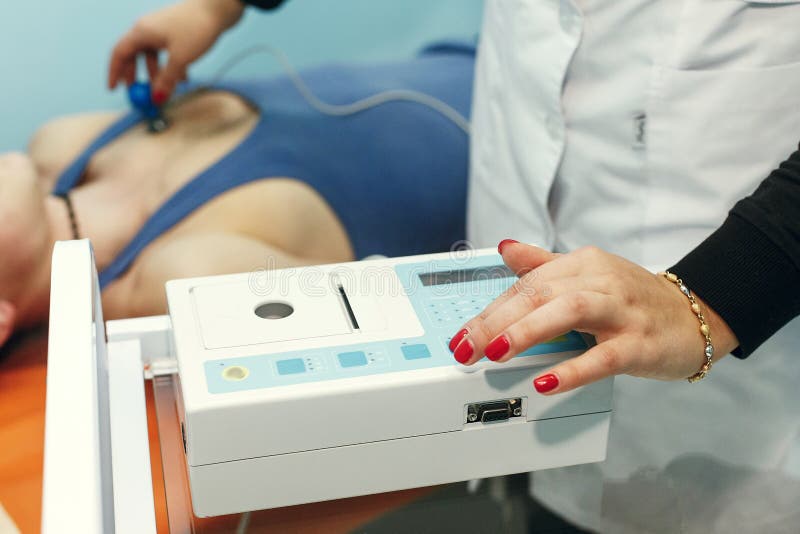 Νέος γιατρός καρδιολόγων γυναικών που μετρά την καρδιά με το σύγχρονο medi στοκ φωτογραφία με δικαίωμα ελεύθερης χρήσης Νέος γιατρός καρδιολόγων γυναικών που μετρά την καρδιά με το σύγχρονο medi στοκ φωτογραφία με δικαίωμα ελεύθερης χρήσης
