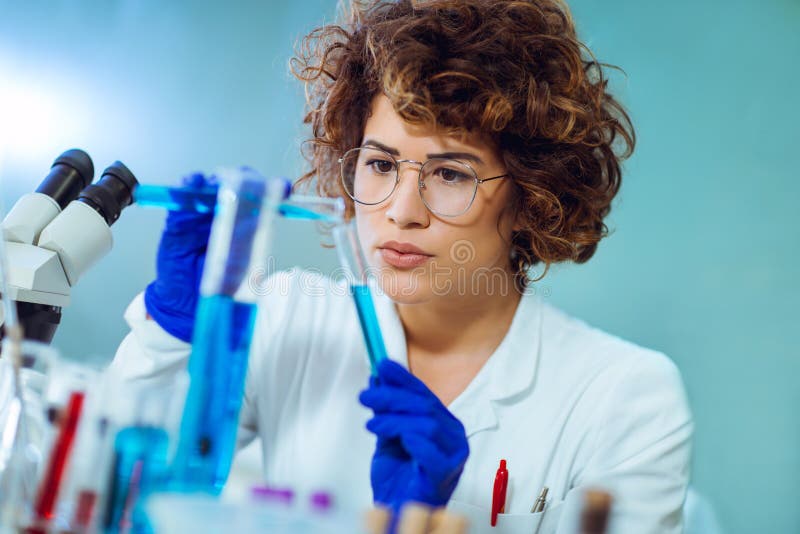 Νέος ελκυστικός θηλυκός επιστήμονας eyeglasses στοκ εικόνα Νέος ελκυστικός θηλυκός επιστήμονας eyeglasses στοκ εικόνα