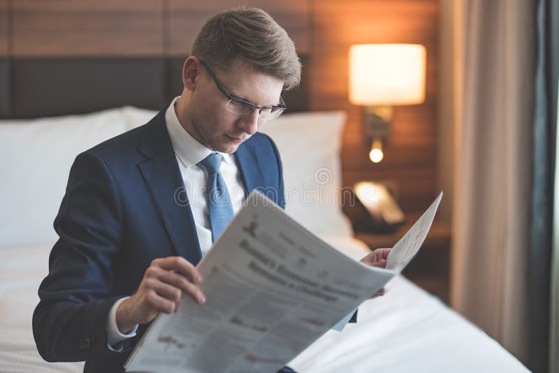 Νέος επιχειρηματίας που διαβάζει μια εφημερίδα