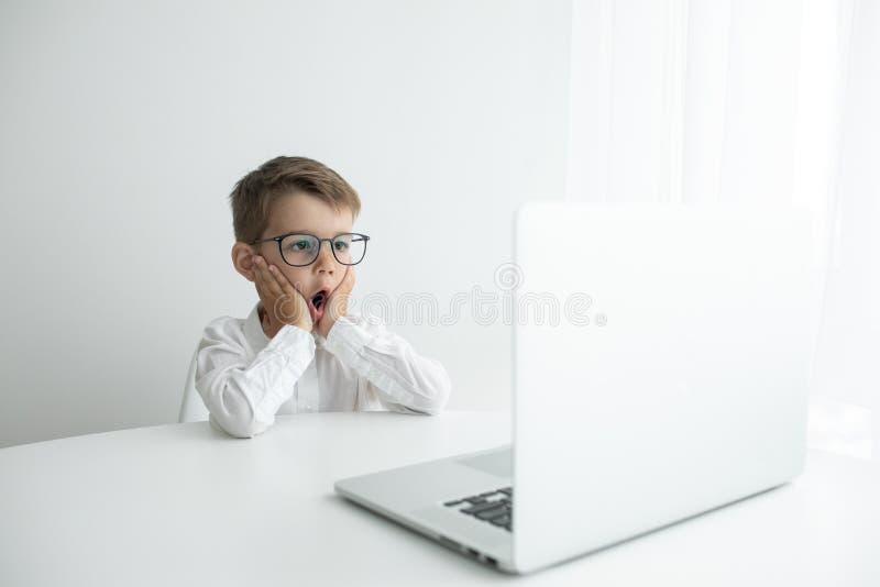 Νέος επιχειρηματίας που εργάζεται με το lap-top στο γραφείο στοκ εικόνες Νέος επιχειρηματίας που εργάζεται με το lap-top στο γραφείο στοκ εικόνες