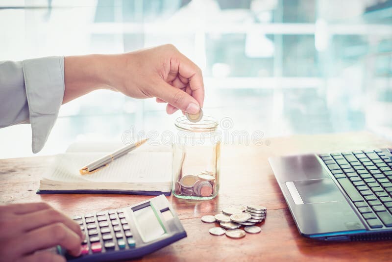 Νέος επιχειρηματίας χρησιμοποιώντας τον υπολογιστή για τη χρηματοδότηση, φόρος και κερδίζοντας χρήματα στοκ φωτογραφία με δικαίωμα ελεύθερης χρήσης Νέος επιχειρηματίας χρησιμοποιώντας τον υπολογιστή για τη χρηματοδότηση, φόρος και κερδίζοντας χρήματα στοκ φωτογραφία με δικαίωμα ελεύθερης χρήσης