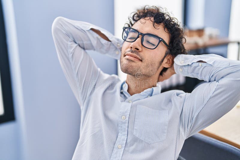 νέος ισπανός επιχειρηματίας χαλαρός με τα χέρια στο κεφάλι στο γραφείο στοκ φωτογραφίες