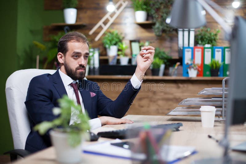 Νέος και κομψός επιχειρηματίας που εργάζεται σκληρά στο γραφείο του στοκ φωτογραφίες με δικαίωμα ελεύθερης χρήσης Νέος και κομψός επιχειρηματίας που εργάζεται σκληρά στο γραφείο του στοκ φωτογραφίες με δικαίωμα ελεύθερης χρήσης