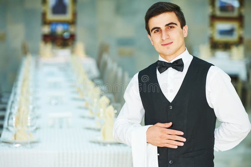 Νέος σερβιτόρος στην υπηρεσία στο εστιατόριο στοκ εικόνες