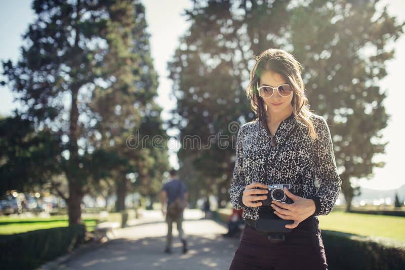 Νέος φωτογράφος οδών τουριστών hipster που επισκέπτεται τη ζωηρόχρωμη Λισσαβώνα Απόλαυση της ζωηρόχρωμης και πολυάσχολης ζωής πόλ στοκ φωτογραφία με δικαίωμα ελεύθερης χρήσης Νέος φωτογράφος οδών τουριστών hipster που επισκέπτεται τη ζωηρόχρωμη Λισσαβώνα Απόλαυση της ζωηρόχρωμης και πολυάσχολης ζωής πόλ στοκ φωτογραφία με δικαίωμα ελεύθερης χρήσης