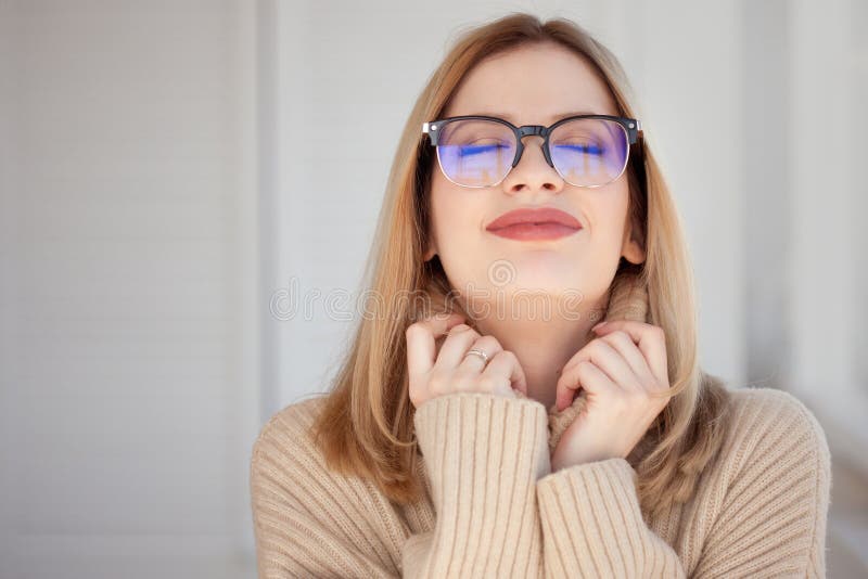 Νέος χαριτωμένος ξανθός με eyeglasses και ένα μπεζ πουλόβερ Μοντέρνη μοντέρνη νέα γυναίκα στοκ φωτογραφία με δικαίωμα ελεύθερης χρήσης Νέος χαριτωμένος ξανθός με eyeglasses και ένα μπεζ πουλόβερ Μοντέρνη μοντέρνη νέα γυναίκα στοκ φωτογραφία με δικαίωμα ελεύθερης χρήσης