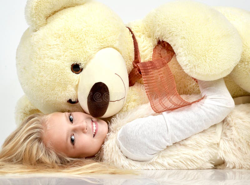 Νέος όμορφος μεγάλος teddy αγκαλιάσματος έφηβη ευτυχής αντέχει το χαμόγελο s στοκ εικόνες Νέος όμορφος μεγάλος teddy αγκαλιάσματος έφηβη ευτυχής αντέχει το χαμόγελο s στοκ εικόνες