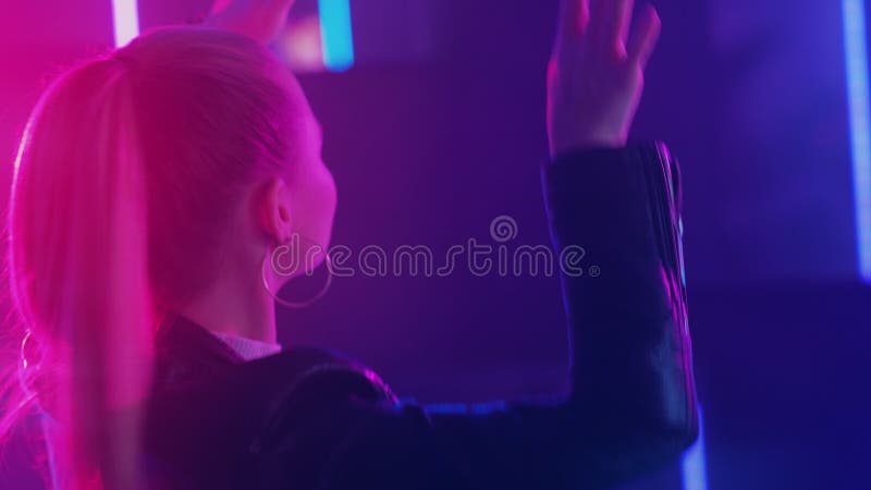 νήον κορίτσι νυχτερινός ρυθμός γυναίκα χορός μοβ φώτα