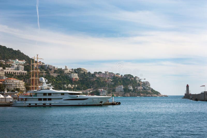 Νίκαια, Γαλλία, το Μάρτιο του 2019 Κυανή θάλασσα, γιοτ, φάρος Λιμένας και χώρος στάθμευσης των ιδιωτικών γιοτ στη Νίκαια Πολυτελή στοκ φωτογραφία με δικαίωμα ελεύθερης χρήσης Νίκαια, Γαλλία, το Μάρτιο του 2019 Κυανή θάλασσα, γιοτ, φάρος Λιμένας και χώρος στάθμευσης των ιδιωτικών γιοτ στη Νίκαια Πολυτελή στοκ φωτογραφία με δικαίωμα ελεύθερης χρήσης