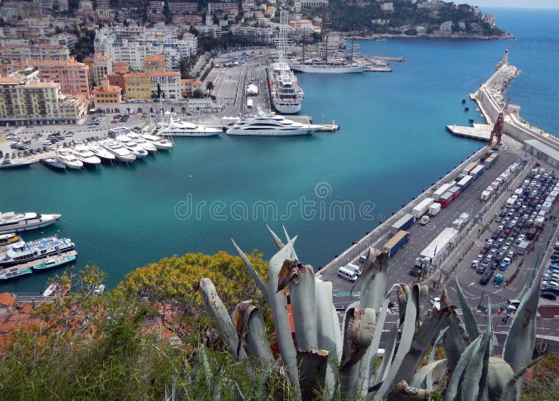 Νίκαια (υπόστεγο d'Azur, Γαλλία) με το λιμάνι, τα σκάφη και το φάρο στοκ εικόνα με δικαίωμα ελεύθερης χρήσης Νίκαια (υπόστεγο d'Azur, Γαλλία) με το λιμάνι, τα σκάφη και το φάρο στοκ εικόνα με δικαίωμα ελεύθερης χρήσης