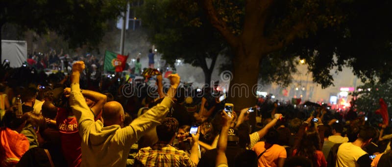Νίκη εορτασμού πλήθους, σημαία της Λισσαβώνας, Πορτογαλία - ευρωπαϊκό τελικό 2016 πρωταθλήματος ποδοσφαίρου UEFA Νίκη εορτασμού πλήθους, σημαία της Λισσαβώνας, Πορτογαλία - ευρωπαϊκό τελικό 2016 πρωταθλήματος ποδοσφαίρου UEFA