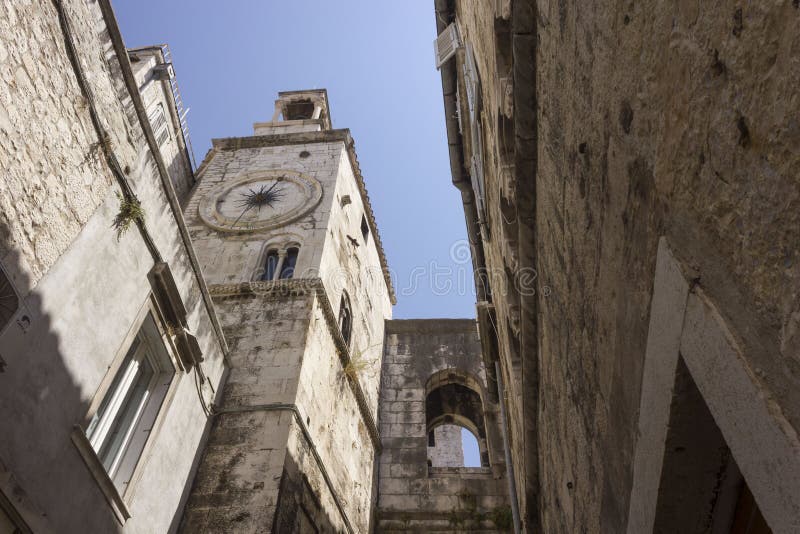 Να εξετάσει επάνω το αρχαίο ρολόι πύργων της διασπασμένης πόλης στην Κροατία στοκ εικόνα Να εξετάσει επάνω το αρχαίο ρολόι πύργων της διασπασμένης πόλης στην Κροατία στοκ εικόνα