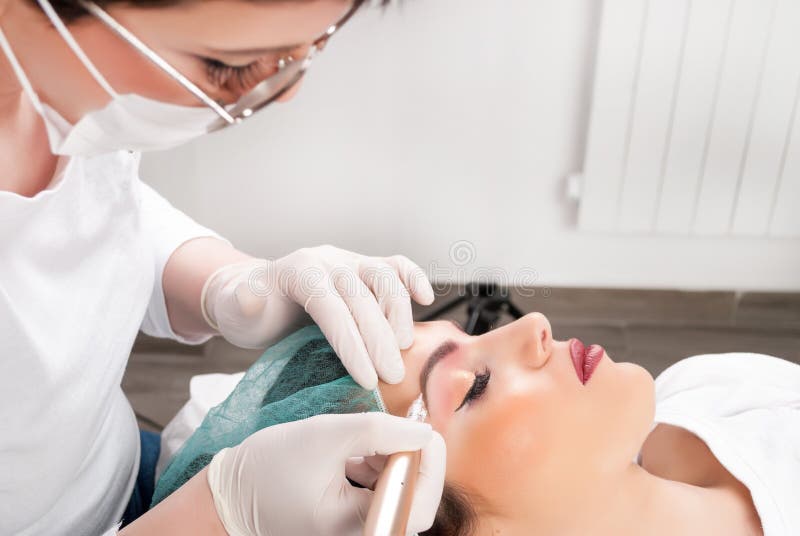 Να ισχύσει Cosmetologist μόνιμο αποτελεί στη δερματοστιξία φρυδιών φρυδιών στοκ φωτογραφία με δικαίωμα ελεύθερης χρήσης Να ισχύσει Cosmetologist μόνιμο αποτελεί στη δερματοστιξία φρυδιών φρυδιών στοκ φωτογραφία με δικαίωμα ελεύθερης χρήσης