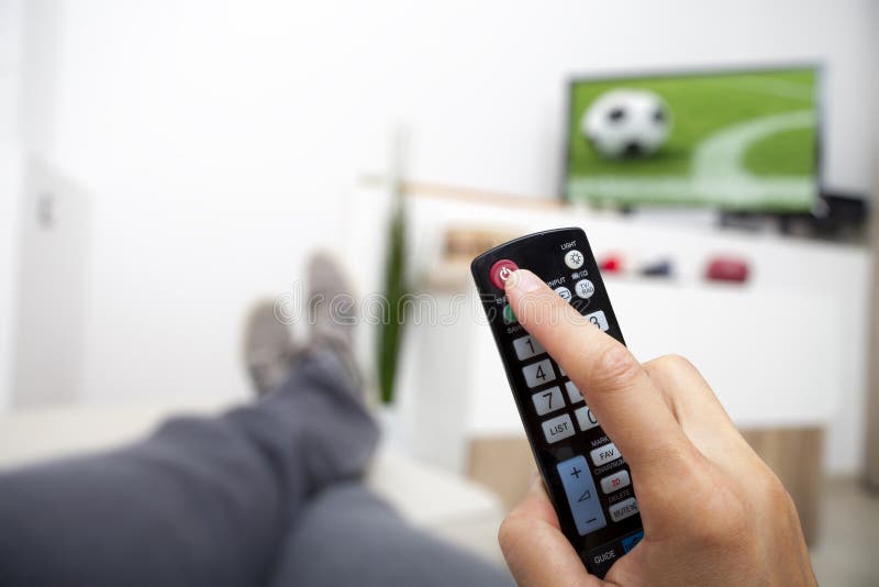 Να κλείσει τη TV χέρι ελέγχου απομακρυσμ Ποδόσφαιρο στοκ εικόνες Να κλείσει τη TV χέρι ελέγχου απομακρυσμ Ποδόσφαιρο στοκ εικόνες