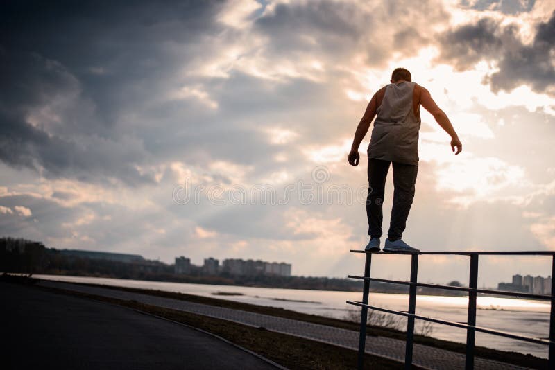 Να κάνει νεαρών άνδρων parkour υπαίθριο στοκ εικόνα με δικαίωμα ελεύθερης χρήσης