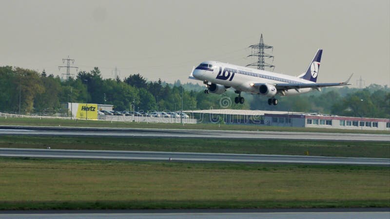 Να κάνουν αεροπλάνων της Lufthansa μετακινούνται με ταξί και το αεροπλάνο ΜΕΡΩΝ που προσγειώνεται στον αερολιμένα της Φρανκφούρτη