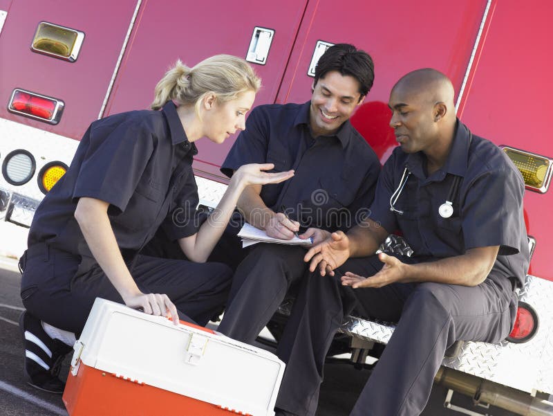 να κουβεντιάσει ασθενοφόρων paramedics τρία