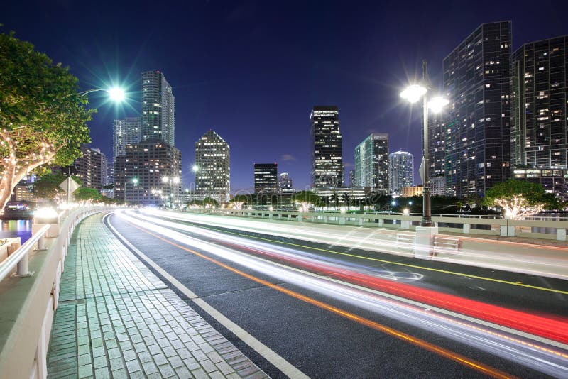 Να ραβδώσει τα φω'τα στο βασικό Drive Brickell με τον ορίζοντα περιοχής Brickell στο Μαϊάμι στοκ φωτογραφία Να ραβδώσει τα φω'τα στο βασικό Drive Brickell με τον ορίζοντα περιοχής Brickell στο Μαϊάμι στοκ φωτογραφία