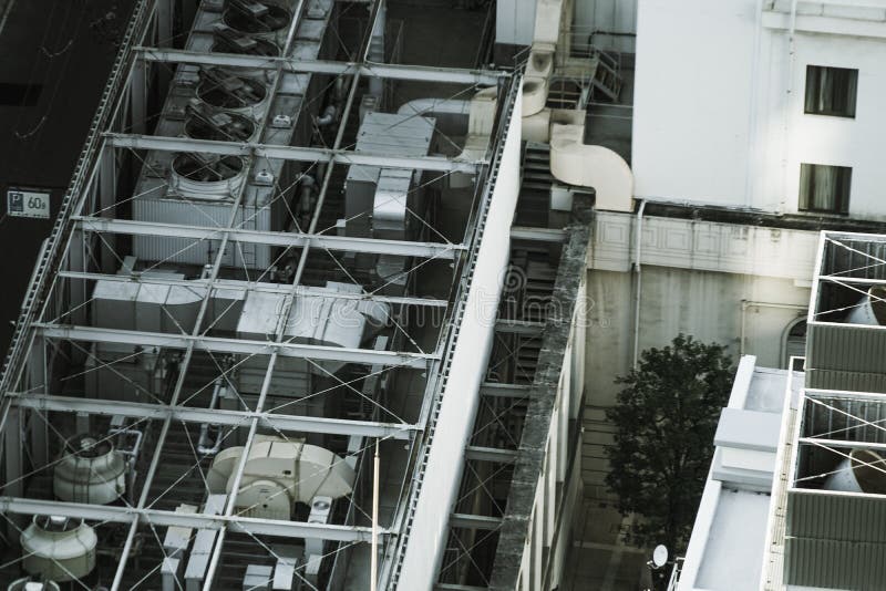 Να στηριχτεί στη στέγη της υπαίθριας μονάδας στοκ εικόνα με δικαίωμα ελεύθερης χρήσης Να στηριχτεί στη στέγη της υπαίθριας μονάδας στοκ εικόνα με δικαίωμα ελεύθερης χρήσης