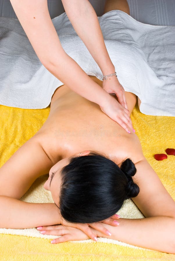 Άτομο που κάνει μασάζ σε μια γυναίκα σε ένα σπα στοκ φωτογραφία με δικαίωμα ελεύθερης χρήσης
