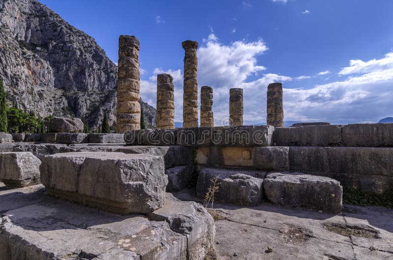 Ναός απόλλωνα επί του αρχαιολογικού τόπου των Δελφών στοκ φωτογραφίες Ναός απόλλωνα επί του αρχαιολογικού τόπου των Δελφών στοκ φωτογραφίες