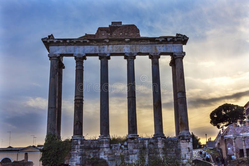 Ναός ρωμαϊκού φόρουμ Ρώμη Ιταλία στηλών του Κρόνου του κορινθιακού στοκ εικόνες Ναός ρωμαϊκού φόρουμ Ρώμη Ιταλία στηλών του Κρόνου του κορινθιακού στοκ εικόνες
