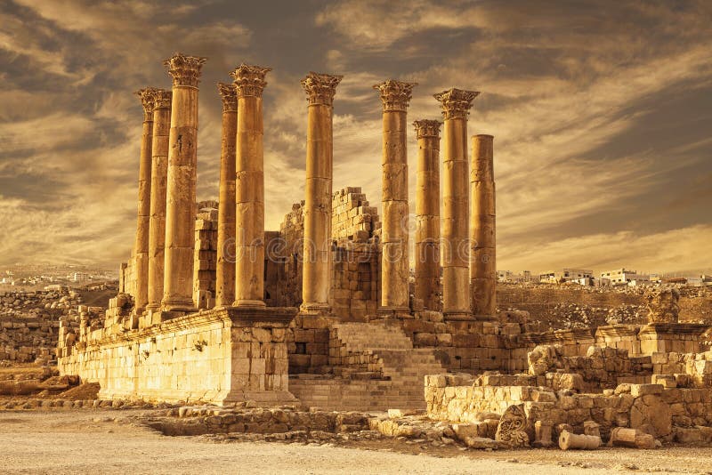 Ναός της Artemis στην αρχαία ρωμαϊκή πόλη Gerasa στο ηλιοβασίλεμα, προετοιμάζω-ημέρα Jerash, στοκ εικόνες Ναός της Artemis στην αρχαία ρωμαϊκή πόλη Gerasa στο ηλιοβασίλεμα, προετοιμάζω-ημέρα Jerash, στοκ εικόνες