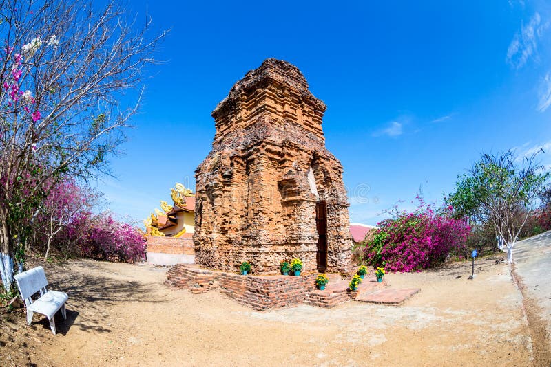 ΝΑΌΣ CHAM, PHANTHIET, ΒΙΕΤΝΆΜ - 20 Φεβρουαρίου 2015 - άποψη της Νίκαιας έξω από το ναό Cham στοκ φωτογραφίες με δικαίωμα ελεύθερης χρήσης ΝΑΌΣ CHAM, PHANTHIET, ΒΙΕΤΝΆΜ - 20 Φεβρουαρίου 2015 - άποψη της Νίκαιας έξω από το ναό Cham στοκ φωτογραφίες με δικαίωμα ελεύθερης χρήσης