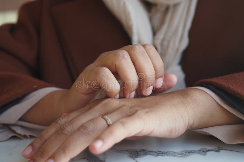 νεαρές γυναίκες που πάσχουν από κνησμό κοντά. στοκ φωτογραφία με δικαίωμα ελεύθερης χρήσης