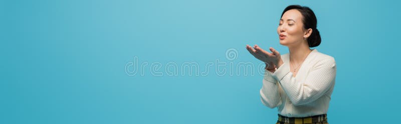 νεαρή ασιάτισσα με κλειστά μάτια στοκ εικόνα με δικαίωμα ελεύθερης χρήσης
