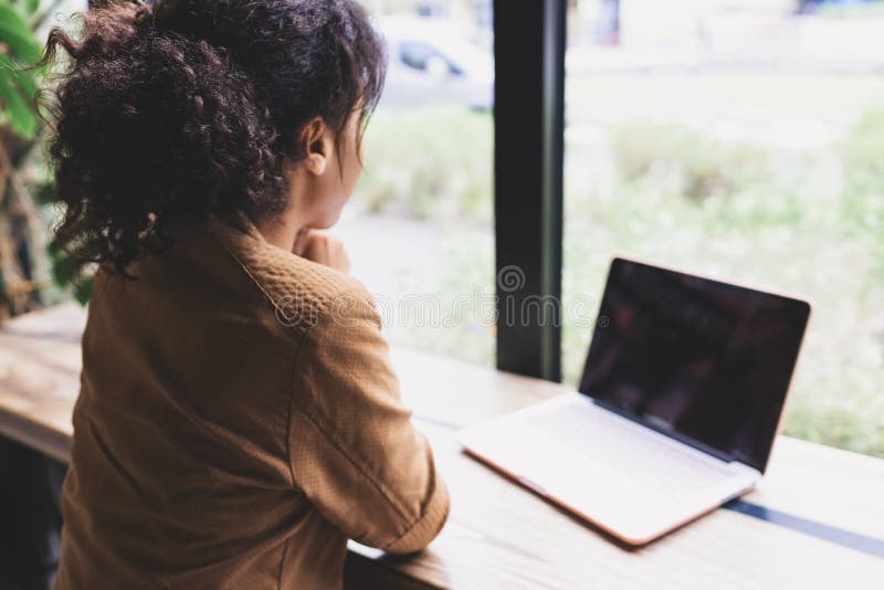 νεαρή αφρικανή που δουλεύει στο λάπτοπ της στην καφετέρια. σφαίρα στον ώμο στοκ εικόνες με δικαίωμα ελεύθερης χρήσης