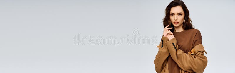 Νεαρή γυναίκα με ανοιξιάτικο παλτό στοκ φωτογραφίες με δικαίωμα ελεύθερης χρήσης